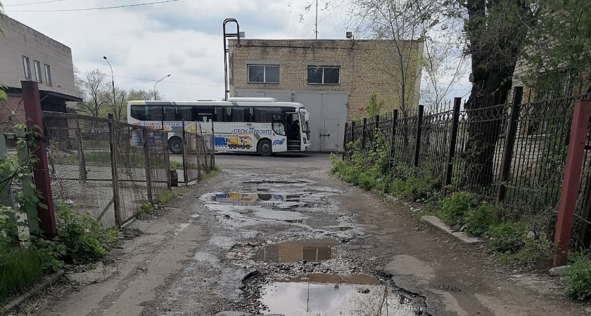 В гаражном массиве на улице Сталеваров в Магнитогорске регулярно протекает водопровод