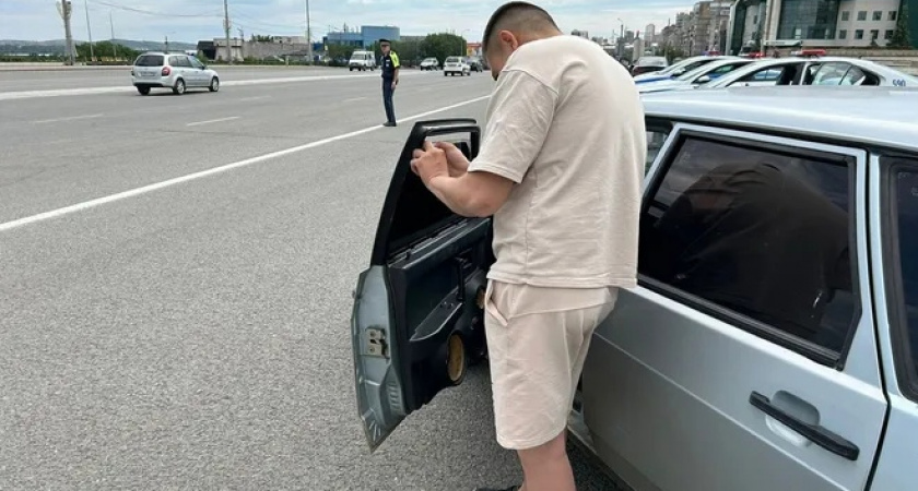 Водителям из Магнитогорска пришлось подручными средствами сдирать с машин тонировку