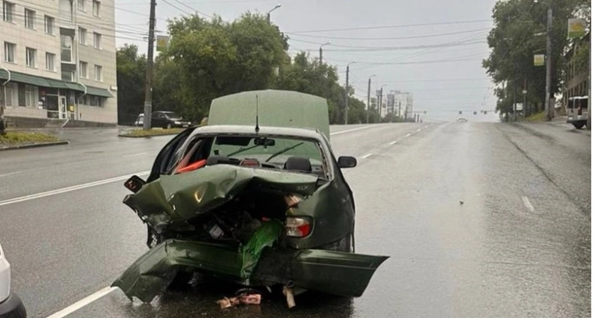 В центре Челябинска сегодня утром произошла смертельная авария: пассажир авто погиб на месте