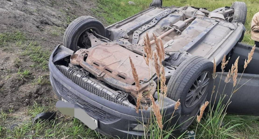 Автомобиль перевернулся на крышу после жесткой аварии на М-5 под Челябинском