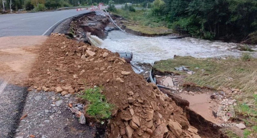 С затопленной трассы в Челябинской области ушла вода