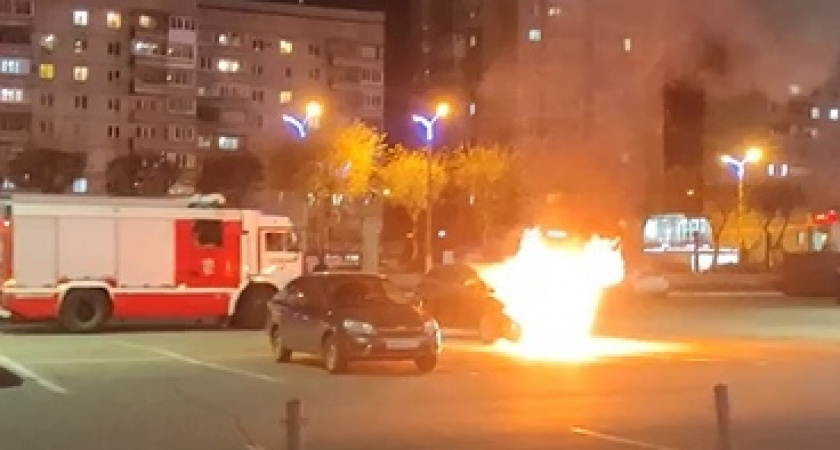 В Магнитогорске произошёл пожар в автомобиле на парковке торгового центра