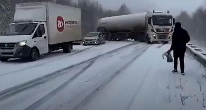 В Челябинской области водитель не удержал фуру на гололеде и перекрыл дорогу