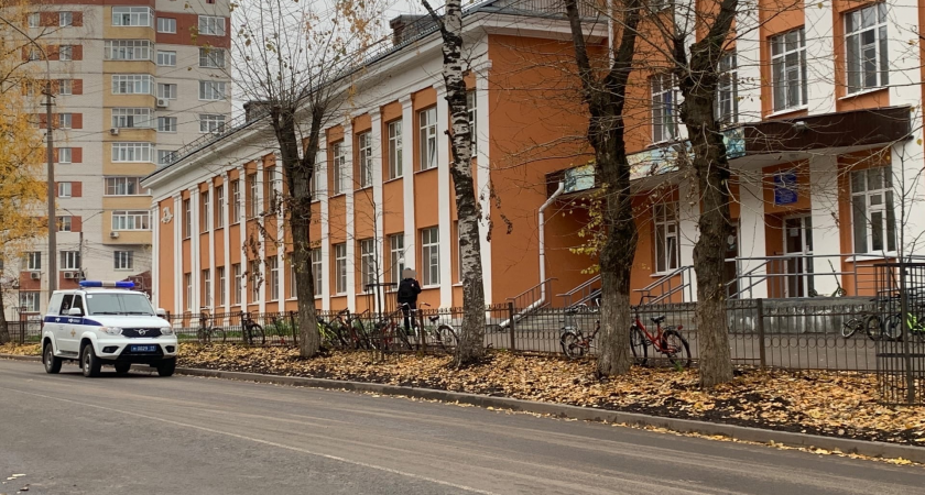 В Челябинской области со школы сорвало недавно отремонтированную крышу