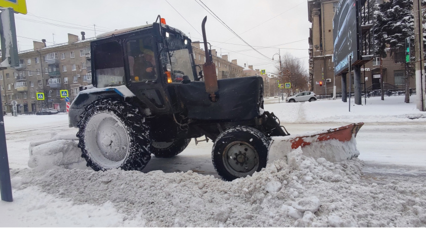 В Магнитогорске круглосуточно убирают снег после обильных снегопадов