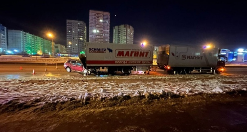 В Магнитогорске легковой автомобиль врезался в припаркованный грузовик