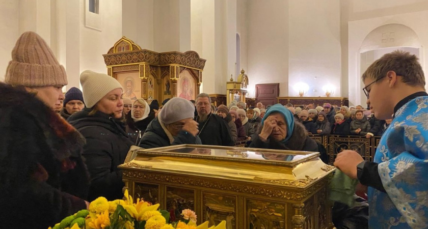 В Магнитогорске тысячи верующих приложились к мощам Николая Чудотворца