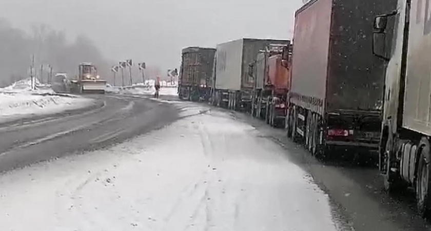 Трасса М-5 в Челябинской области перекрыта: многокилометровая пробка образовалась из-за дорожных работ