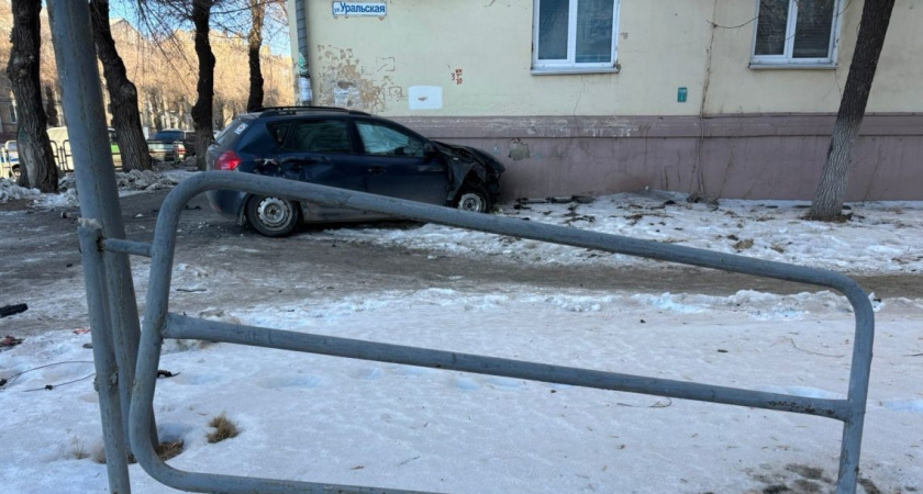 В Магнитогорске автомобиль врезался в дом после ДТП на перекрестке Карла Маркса и Уральской