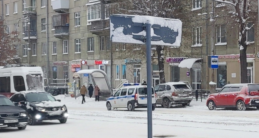 В Челябинской области мужчина пытался пробить стену в аптеке, чтобы попасть в ювелирный магазин   